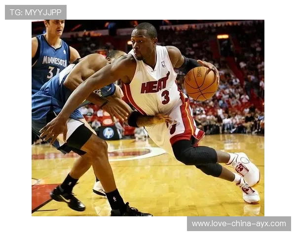 NBA后卫连续晃三人杀到篮下：速度与技巧的完美融合