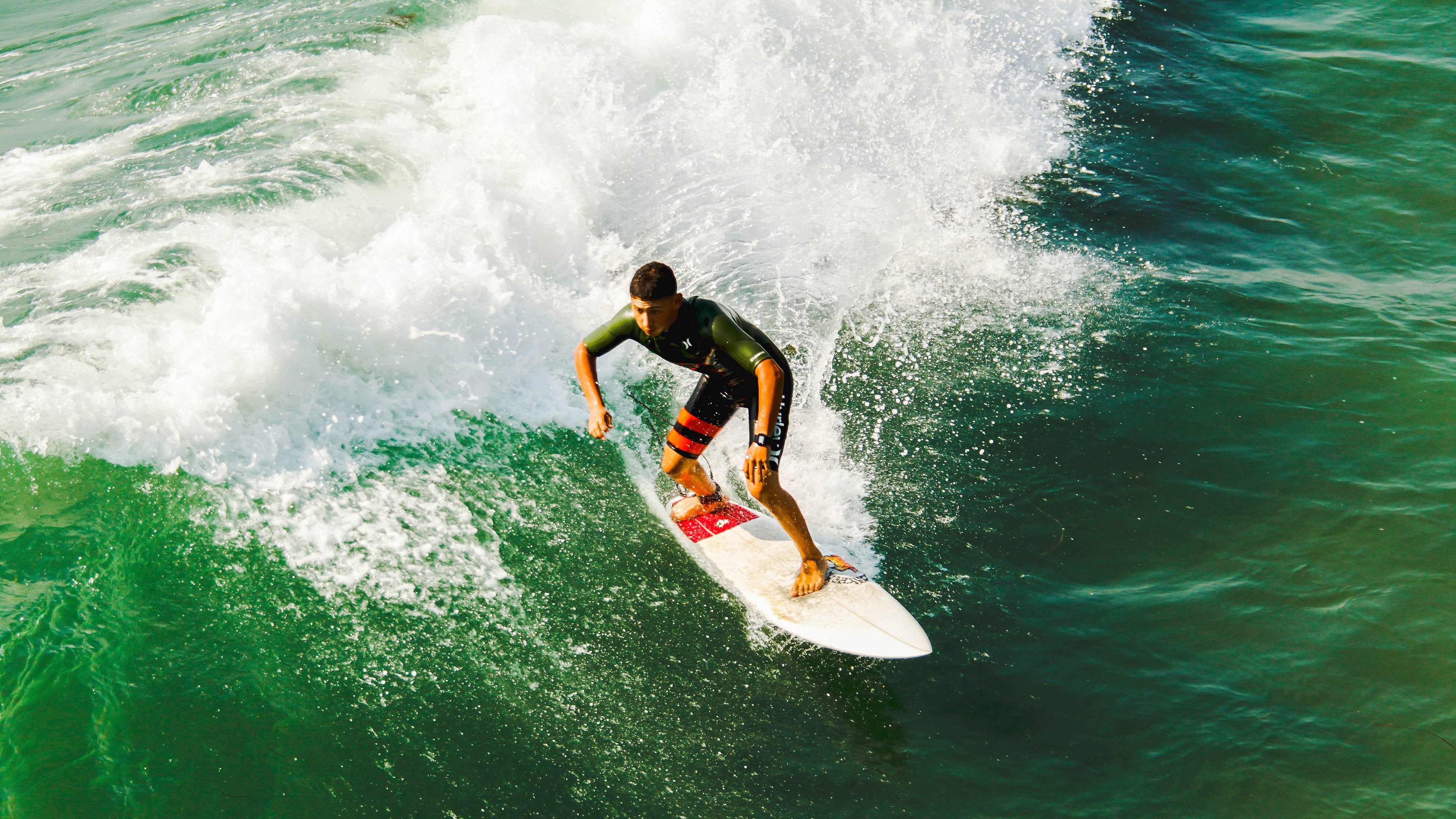 河流溯溪竞速赛 湿滑石头与湍急水流增添未知数